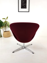 Load image into Gallery viewer, Swan Swivel Chair - Arne Jacobsen Style