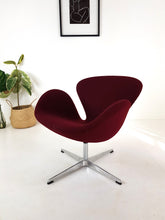 Load image into Gallery viewer, Swan Swivel Chair - Arne Jacobsen Style