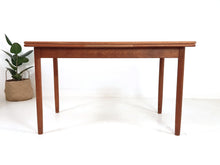 Load image into Gallery viewer, Extending Dining Table